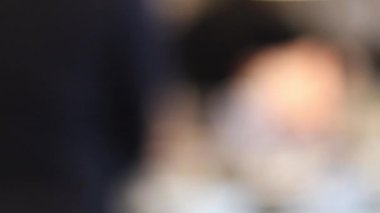 Aşçılar yoğun bir mutfakta birlikte çalışıyorlar.