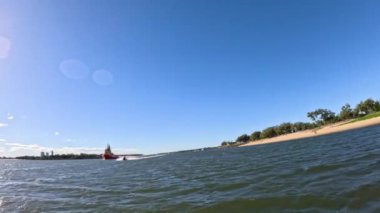 Altın Sahil boyunca ilerleyen jet ski