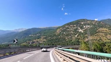 Piedmont, İtalya 'da dağ yolunda araba sürüyor.