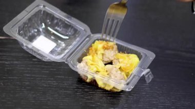 Plastik bir konteynırdan mantı kaldırma