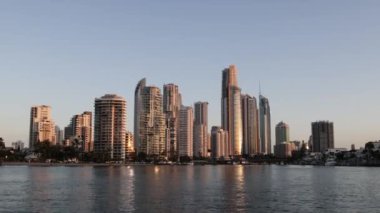 Gün batımında şehrin ufuk çizgisinin zaman aşımı