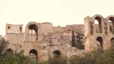 Yeşillik ve antik mimarinin ortasındaki taş yapı