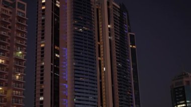 Gökdelenler gece gökyüzüne karşı parladı.