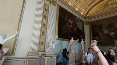 Floransa 'da ziyaretçiler heykellere ve resimlere hayranlar