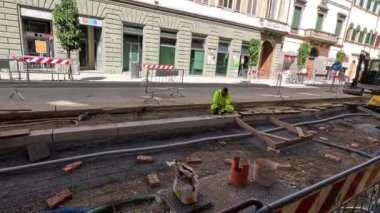 Floransa 'da sokakta çerçeve oluşturan işçiler