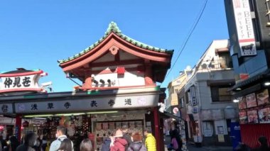 Geleneksel kapının altında kalabalık pazar caddesi