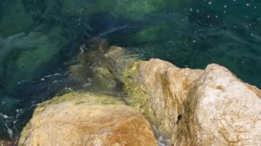 İtalya, Sorrento 'da dalgalar kayalara çarpıyor