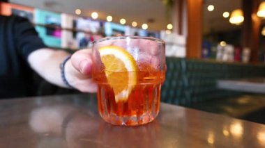 Piedmont 'ta limonata içen biri.