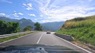 Piedmont, İtalya 'da dağlık bir yoldan geçen araba.