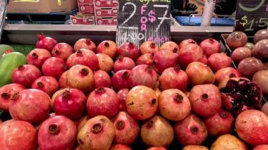 Melbourne pazarında sergilenen narlar.