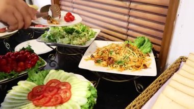 Eller taze sebze salatası hazırlıyor.