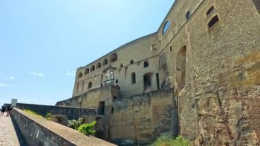 Napoli 'de bir kale duvarında yürüyorum.