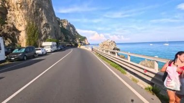 Resimli sahil yolunda bir gezinti.