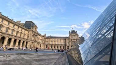 Louvre 'un ikonik avlusunu keşfeden turistler