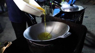 Yemek pişirmek için bir tavaya yağ dök.