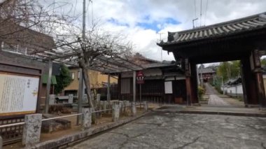 Huzurlu tapınak kapısının üzerindeki bulutlu gökyüzü