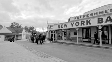 At arabası New York Fırını 'ndan geçiyor.