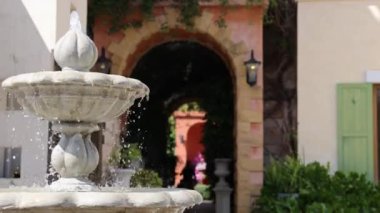 Taştan bir çeşmeden çağlayan su.