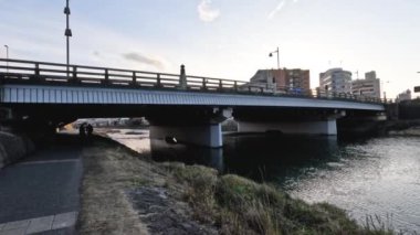 Şehirdeki bir nehrin sabahtan akşama kadar süratle ilerlemesi.