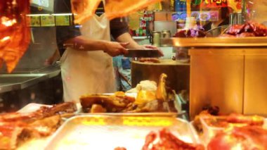 Mutfakta kıtır kıtır domuz eti hazırlayan şef.