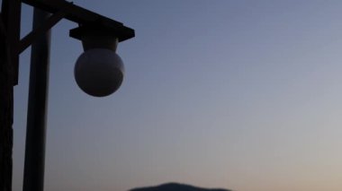 Gece çökerken sokak lambaları yanıyor.