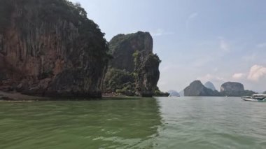 Muhteşem kireçtaşı oluşumları etrafında tekne gezisi