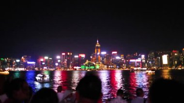 Renkli gökyüzü geceleri suya yansıyor