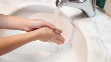 Ardışık adımlarla sabunla el yıkama.