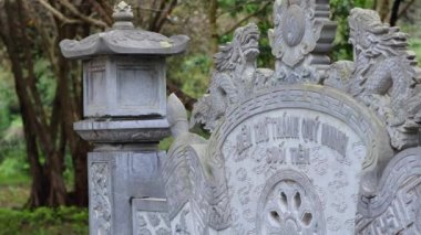 Tarihi bir Vietnam mezar taşına detaylı oymalar