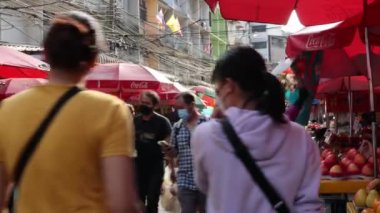 Tedarikçiler ve müşterilerle dolu kalabalık bir pazar.