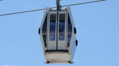 Kablolu araba açık bir gökyüzüne doğru ilerliyor