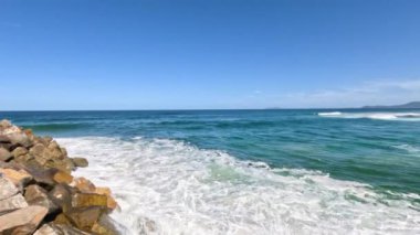 Nambucca Tepelerinde okyanus dalgaları kayalara çarpıyor