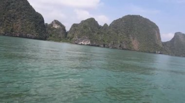 Huzurlu kireçtaşı karst manzarasında tekne gezisi