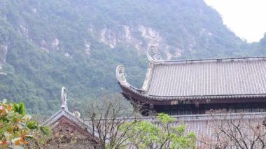 Dağlı Asya tarzı bir binanın durağan manzarası