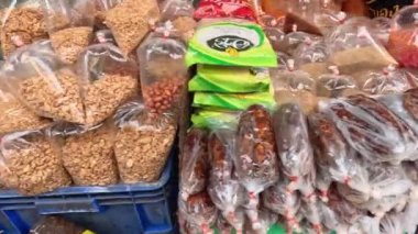 Yoğun bir pazarda çeşitli deniz ürünleri ve mallar