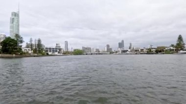 Şehrin nehir silüeti boyunca sürat teknesi yolculuğu