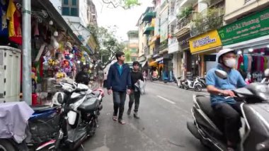 Yayaların ve trafiğin olduğu hareketli sokak sahneleri