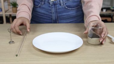 Kum ve mıknatıs kullanarak manyetik özellikler gösteriliyor