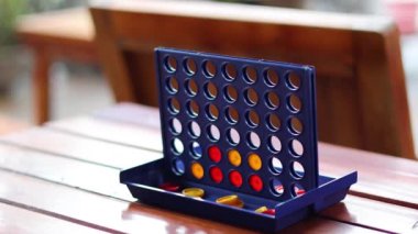 Bir Connect Four oyununda iki oyuncu bağlandı