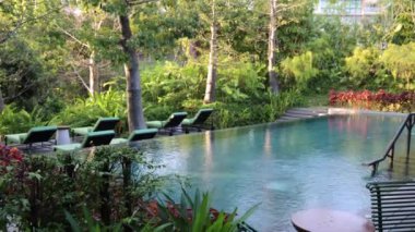 Sakin bir havuzu ve yemyeşil bir havuzu olan sakin bir yer.