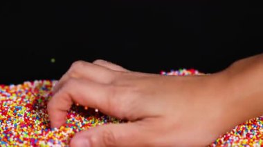 Eller canlı şeker parçacıklarıyla etkileşime giriyor.