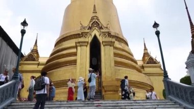 Turistler Zümrüt Buda Tapınağı 'nı keşfediyorlar.