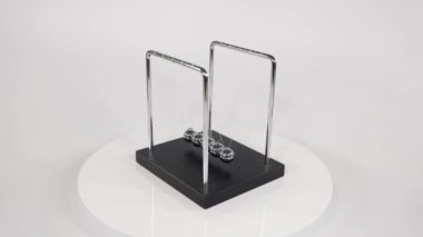 İvme ve enerji transferi gösteriliyor