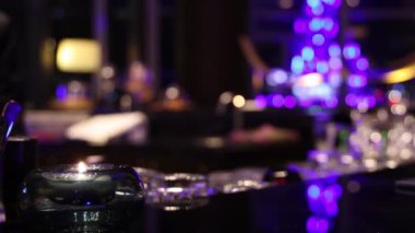Renkli ışıkları olan lüks restoran masası.