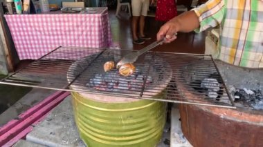 Barbeküde ızgara yemek.