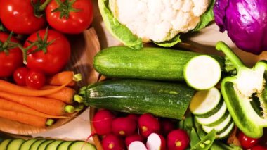 Siyah arka planda çeşitli sebzeler.