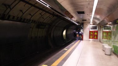 Tren gelir ve Napoli metro istasyonundan ayrılır.