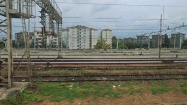 Napoli 'de demiryolu ve şehir manzarası