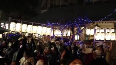 Heyecanlı izleyiciler gece vakti açık havada eğleniyor.