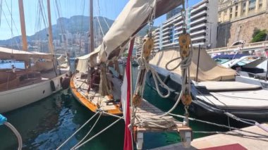 Yelkenli gemi Monte Carlo rıhtımına demir attı